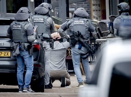 (Video) Liveblog: Gijzeling in Ede voorbij: vier gegijzelden vrijgelaten, persoon met bivakmuts in handboeien geslagen
