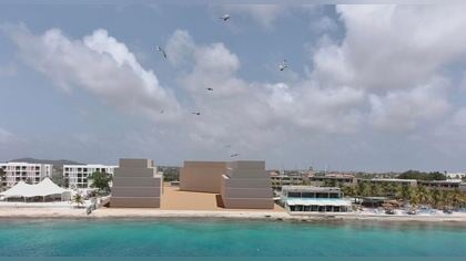 Montage en dronebeelden laten impact Sunset Resort Beach zien