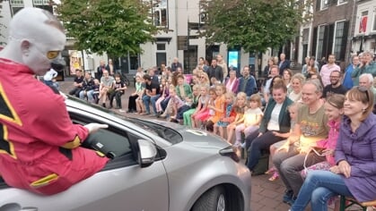 Jong en oud geniet van verrassende acts tijdens straattheaterfestival STRABANT in binnenstad van Harderwijk
