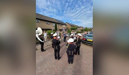 Fanfarecorps Excelsior brengt serenade aan honderdjarige inwoonster van Putten