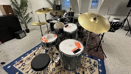 Amerikaanse zanger Grandson schenkt drumstel aan Popschool Harderwijk na Europese tour