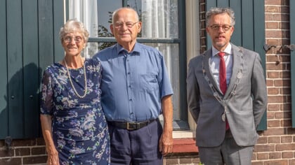 Burgemeester Van Daalen feliciteert echtpaar Rozendaal