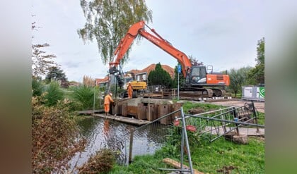 Damwanden voor herstel riolering Nieuweweg in Hardinxveld-Giessendam geplaatst