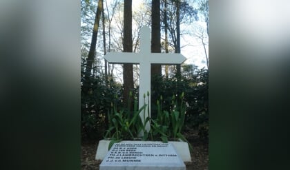 Dramatische novemberdagen herdacht: Ichthus College Veenendaal organiseert herdenking bij oorlogsmonument het Kruis op de Berg