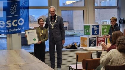 Noa Koopmans ontvangt Jeugdlintje 2024 in Harderwijk: ‘Wat ik doe, vind ik normaal’