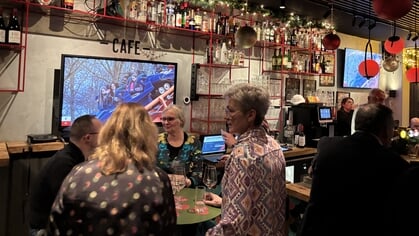 Harderwijkers genieten van intieme derde editie Top 2000 café in binnenstad: ‘Muziek behelst het leven’