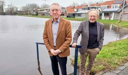 Piet Kraaijeveld en Cor de Jong stappen liefst zo de ijsbaan op in Boven-Hardinxveld