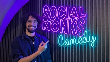 Cultuurkust gebruikt tijdens Social Monks Comedy humor als wapen voor jongeren: ‘Eigen rare trekjes omarmen’