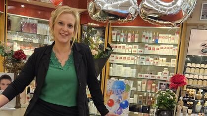 Mariska van Eijl viert 25-jarig jubileum bij parfumerie drogisterij Ouwerkerk in Hardinxveld-Giessendam