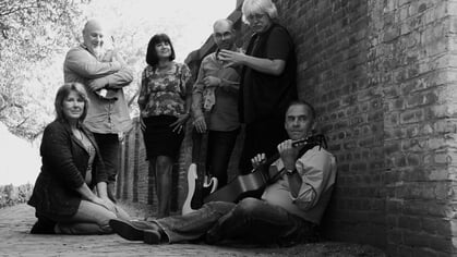 Muziekgezelschap Daily Folk laat narratieve folksongs horen in Huis van Ermelo