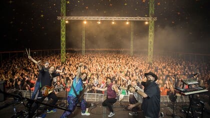 Doe Maar-tributeband Smoorverliefd brengt eerbetoon aan album 4us in Poppodium Estrado