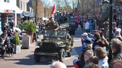 Bevrijdingscolonne Noordwest Veluwe herdenkt 80 jaar vrijheid met colonne door Harderwijk, Ermelo en Putten