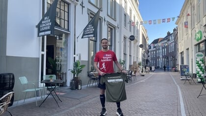 Emotionele loop Stefan Kort voor KWF en zijn overleden vader: ‘Ik haal er zoveel kracht uit’