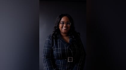 Aaliyah Muggen schrijft aangrijpend boek over opgroeien met vader met PTSS