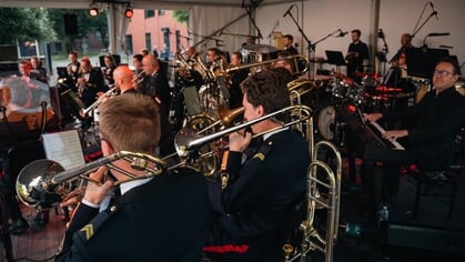 Regimentsfanfare opent muziekfeest: ‘Een echo die blijft hangen in hart en oren’