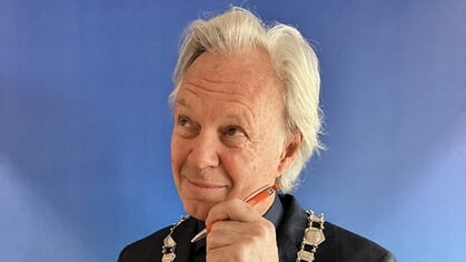 Burgemeester Jeroen Joon geeft in column toe mee te doen aan de rat race: ‘De wereld vergaat bij het begin van een vakantie’