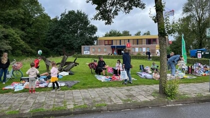 Grote rommelroute in wijk Het Slingerbos in Harderwijk met kudde van schaapsherder en muziek Ukeleleclub