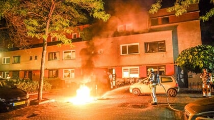 Explosie bij woning zorgt voor flinke vlammen in Amersfoort.