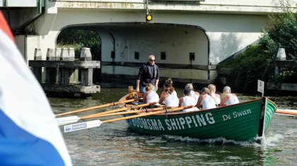 FOTO’S | Nederlands kampioen Skarrefammen winnen sloeproeien op thuiswater Langweer: “Extra speciaal”