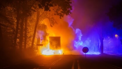 Oplegger met wasserettekleding in brand gevlogen bij Harderwijk