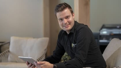 William (24) en Alinda (25) zijn kersverse ouders én ondernemers: ‘Noalie ging op dag vijf al mee naar de zaak’