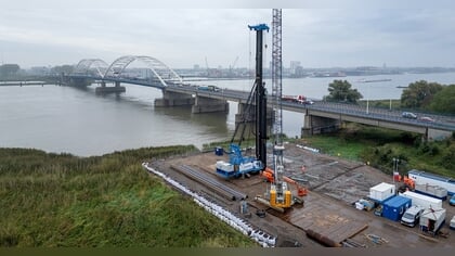 Metingen in het veld voor bouwen van nieuwe Merwedebrug bij Gorinchem
