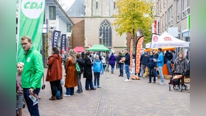 Zakken aardappelen, landelijke problemen en ‘eerlijke verhalen’ op Edese Verkiezingsmarkt