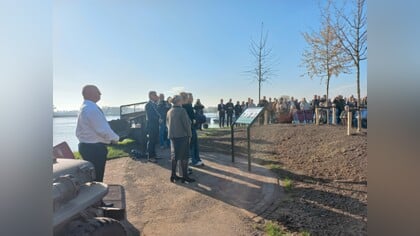 Emoties bij onthulling herdenkingsbord slachtoffers van april-mei staking in 1943 in Hardinxveld-Giessendam