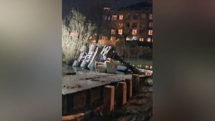 Graafmachine glijdt het water in, machinist komt er met een paar hechtingen vanaf