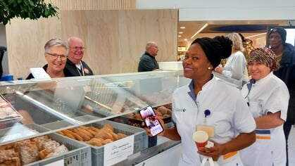St Jansdal knijpt oogje toe tijdens traditionele oliebollenverkoop in het ziekenhuis: ‘Een oliebol kan geen kwaad’