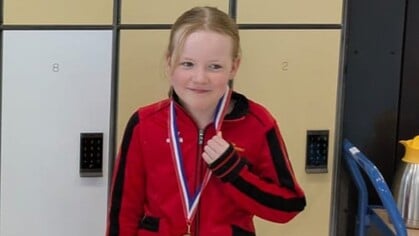 Ermelose synchroonzwemster Elin derde bij minibeatwedstrijd