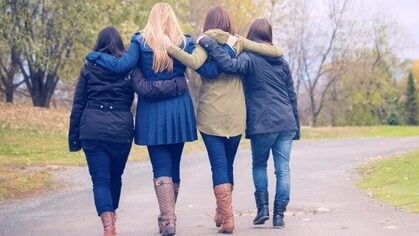 Vrouwen wandelen tijdens Laura Loop voor betere zorg: ‘Laura staat symbool voor duizenden vrouwen’