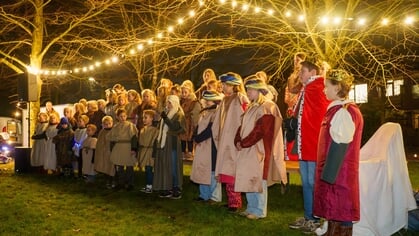 In beeld: KoorKerstWandeling brengt Park De Groene Scheg in kerstsfeer
