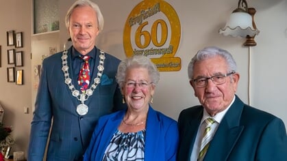 Diamanten echtpaar vanuit Baarn via Weert naar Harderwijk; burgemeester Joon op bezoek in Stadsweiden