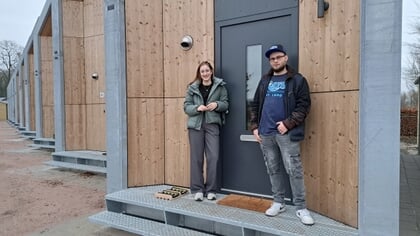 Eerste jongeren betrekken flexwoningen op Henslare: ‘Het leven van zoveel starters staat in de pauzestand’