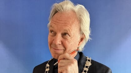 Columnist en burgemeester Jeroen Joon geeft een inkijkje in zijn jaarwisseling: ‘Om middernacht uiteraard een glas champagne’