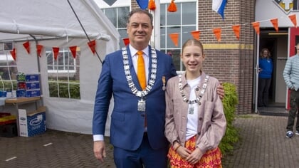 Eindejaarsquiz Leusden vraag 4 gaat over de maand april: Waarom poseren deze twee mensen?