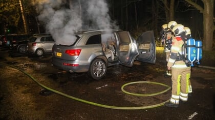 Personenauto op parkeerdek L-flat total loss na brand