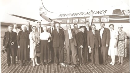 Ermelo Toen aflevering 668: wie herkent de mensen op de groepsfoto van een dagje uit van O.V.M. naar Schiphol?