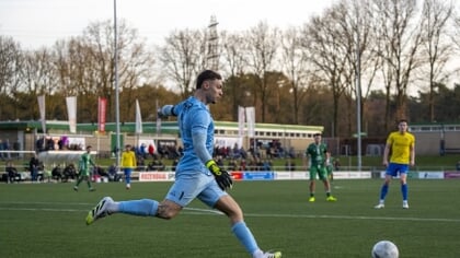 VVOG komt goed uit de winterstop dankzij twee treffers van Mats Zwart, die ook nog eens de rode kaart kreeg