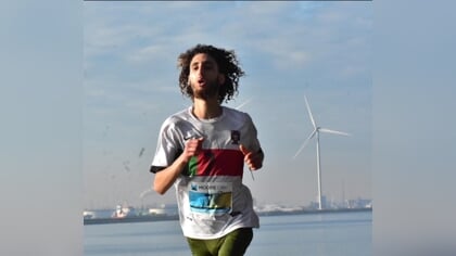 Gorinchemse wonderloper Mohamed Badi draagt winst halve marathon van Maassluis op aan overleden tante