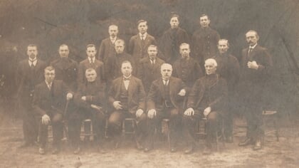 Ermelo Toen aflevering 669: waarom staan deze mannen samen op de foto?