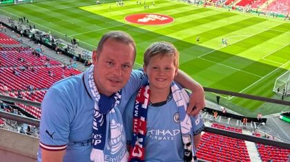 Op voetbalreis na heldendaad; tienjarige Job redt vader uit ijskoude water na visavond in Harderwijk