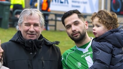 Voetballer Maurice de Ruiter treedt bij VVOG in voetsporen van vader Lammert: ‘Probeer het in te vullen op mijn eigen manier’