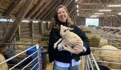 Paraveterinair Nienke moet straks kiezen tussen dierenarts-assistent en medisch secretaresse: ‘Het begon met schapen scheren’