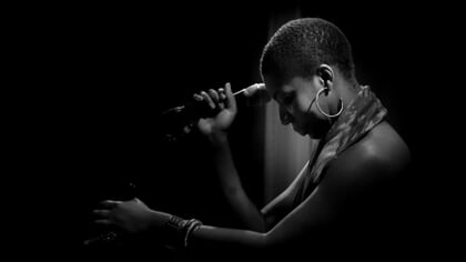 Maame Joses zingt tijdens een avond die onder de huid kruipt werk van Nina Simone