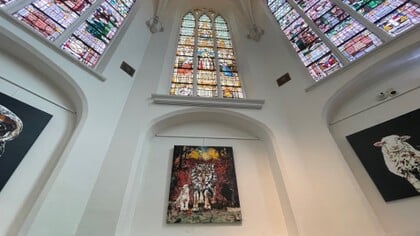 Kunstenaar Kleiberg schildert live op muziek tijdens finnissage in Catharinakapel