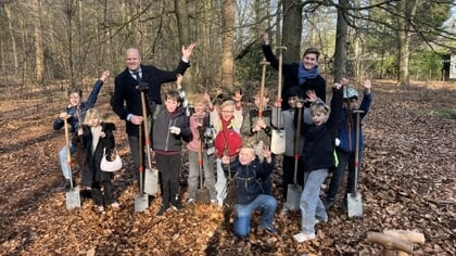 Ermelose Boomplantdag 2026: ‘Als we de examens overslaan, scheelt dat 3000 papieren en een hoop bomen kappen’