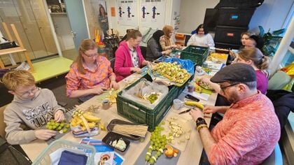 Ouders van kinderen op CBS De Schakel steken handen uit de mouwen voor gezonde fruitsnack vol creativiteit