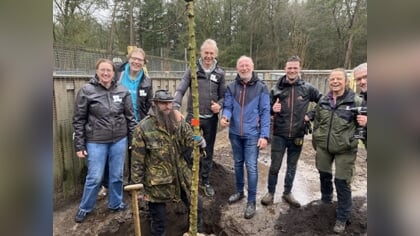 Burgemeester en wethouders steken handen uit de mouwen bij Dierencentrum De Ark in kader van NLdoet